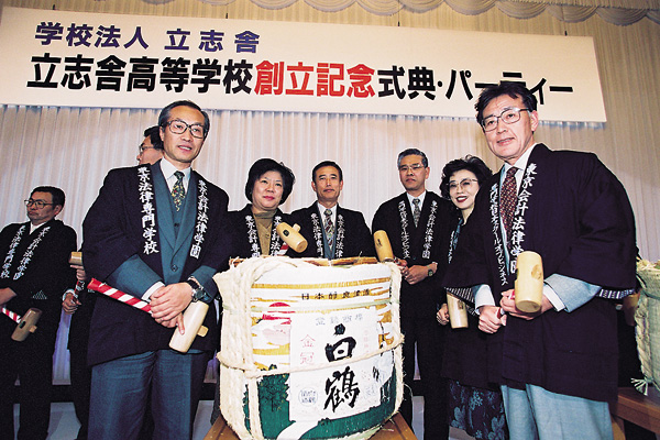 創立記念パーティの様子