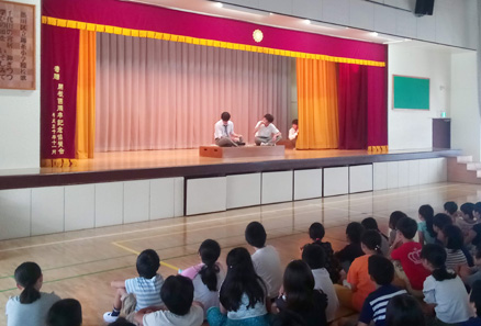 演劇同好会が錦糸小学校で読み聞かせ劇を行いました