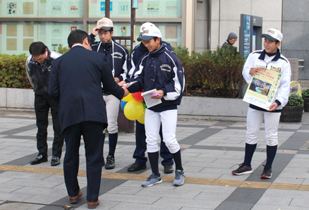 「歳末たすけあい運動」の募金活動に参加しました