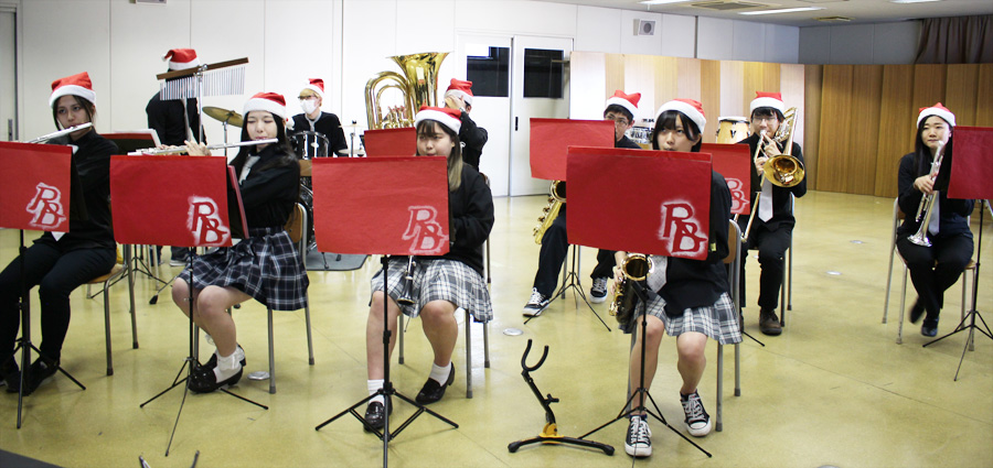 吹奏楽部がクリスマスライブを配信しています！
