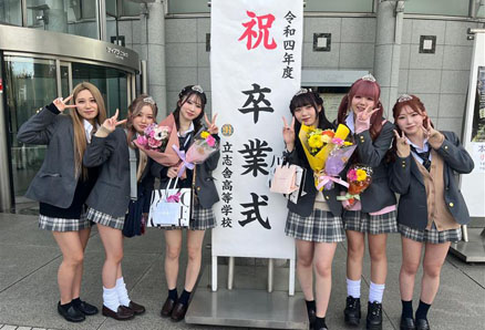 会場前で記念写真