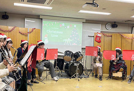 軽音楽部・吹奏楽部がクリスマスライブを開催しました