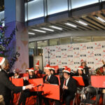 吹奏楽部が錦糸町楽天地のクリスマスツリー点灯式で演奏しました