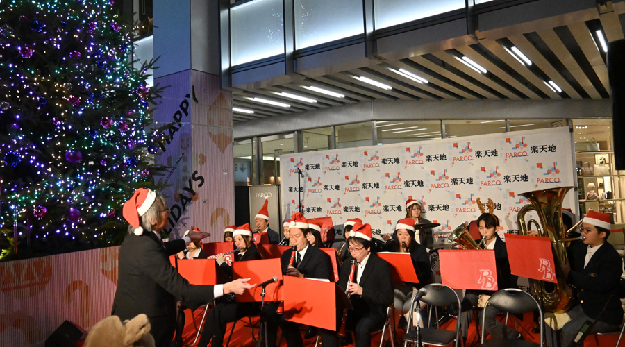 吹奏楽部が錦糸町楽天地のクリスマスツリー点灯式で演奏しました