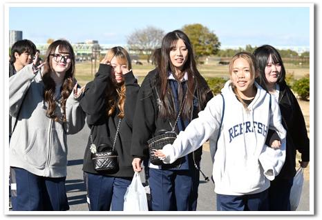 強歩大会の様子（楽しく女子）